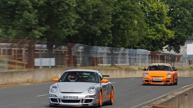 Porsche 997 GT3 RS gris/orange 3/4 avant gauche filé