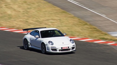 Porsche 997 GT3 RS MkII blanc 3/4 avant droit filé vue de haut