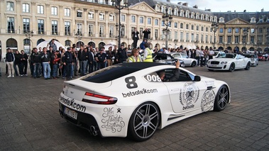 Aston Martin V8 Vantage Mansory blanc 3/4 arrière droit