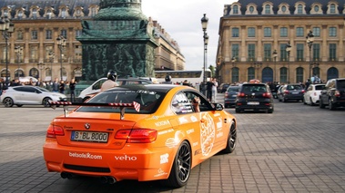 BMW M3 GTS orange 3/4 arrière droit filé