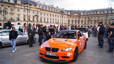 BMW M3 GTS orange 3/4 avant gauche filé