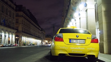 BMW M5 V10 jaune face arrière