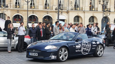 Jaguar XKR Cabriolet bleu 3/4 avant gauche filé