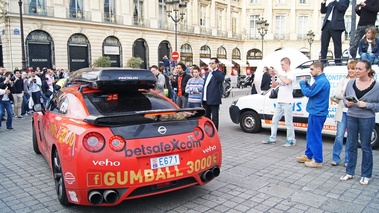 Nissan GTR orange 3/4 arrière gauche