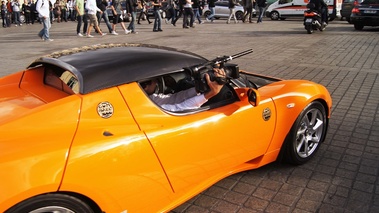 Tesla Roadster Sport orange 3/4 arrière droit filé coupé