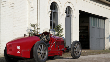 Bugatti Type 35 rouge 3/4 arrière droit