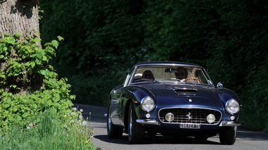 Ferrari 250 GTB SWB bleu 3/4 avant droit