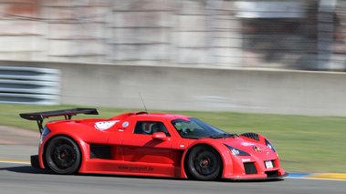 Gumpert Apollo rouge 3/4 avant droit filé