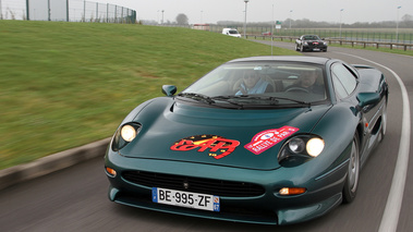 Jaguar XJ220 vert 3/4 avant gauche travelling