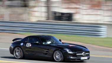 Mercedes SLS AMG noir 3/4 avant droit filé 