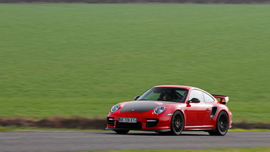 Porsche 997 GT2 RS rouge 3/4 avant gauche filé