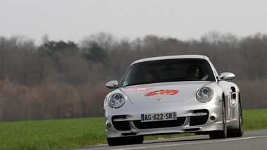 Porsche 997 Turbo gris 3/4 avant gauche penché