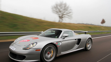 Porsche Carrera GT gris 3/4 avant gauche travelling penché