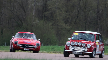 Austin Mini rouge 3/4 avant gauche penché