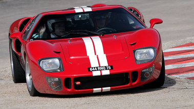 Ford GT40 rouge 3/4 avant droit penché