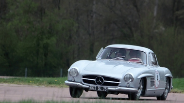 Mercedes 300 SL gris 3/4 avant gauche penché