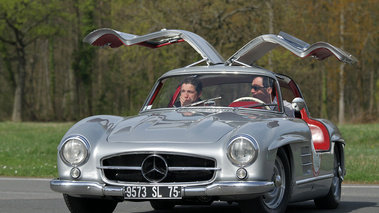 Mercedes 300 SL gris 3/4 avant gauche portes ouvertes