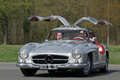 Mercedes 300 SL gris 3/4 avant gauche portes ouvertes