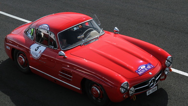 Mercedes 300 SL rouge 3/4 avant droit vue de haut