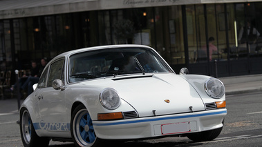 Porsche 911 Carrera 2.7 RS blanc/bleu 3/4 avant droit penché