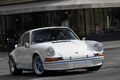 Porsche 911 Carrera 2.7 RS blanc/bleu 3/4 avant droit penché