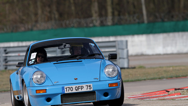 Porsche 911 Carrera bleu 3/4 avant droit penché