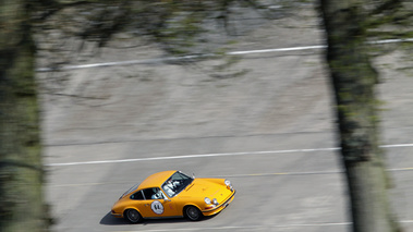 Porsche 911 Carrera orange 3/4 avant droit filé penché
