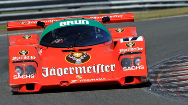 Porsche rouge face avant penché