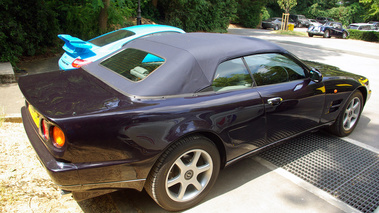 Aston Martin V8 Volante bleu 3/4 arrière droit