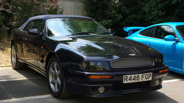 Aston Martin V8 Volante bleu 3/4 avant droit