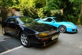 Aston Martin V8 Volante bleu & Porsche 997 GT3 MkII bleu 3/4 avant droit