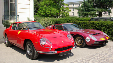 Ferrari 275 GTB SWB rouge & Lamborghini Miura SVJ prune 3/4 avant droit