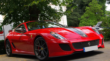 Ferrari 599 GTO rouge 3/4 avant droit penché