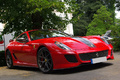 Ferrari 599 GTO rouge 3/4 avant droit penché