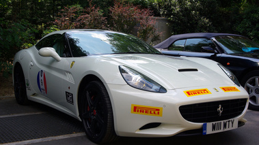 Ferrari California blanc 3/4 avant droit