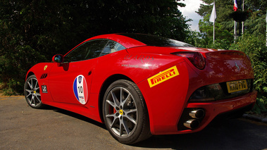 Ferrari California rouge 3/4 arrière gauche