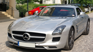 Mercedes SLS AMG gris 3/4 avant gauche