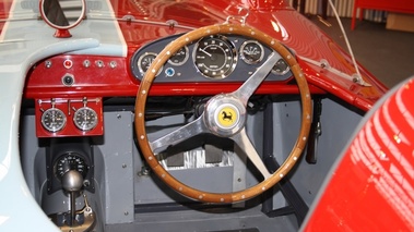 Ferrari rouge, habitacle