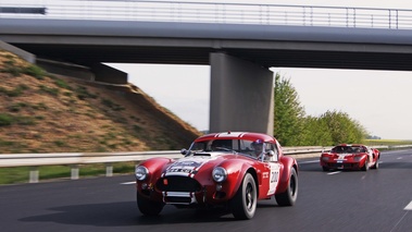 AC Cobra rouge & Ford GT40 3/4 avant gauche travelling