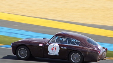 Aston Martin DB2 bordeaux 3/4 arrière gauche filé vue de haut