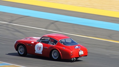 Aston Martin DB4 GT Zagato rouge 3/4 arrière gauche filé vue de haut