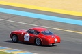 Aston Martin DB4 GT Zagato rouge 3/4 arrière gauche filé vue de haut