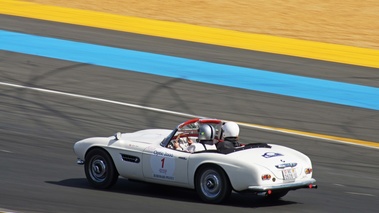 BMW 507 Roadster blanc 3/4 arrière gauche filé vue de haut