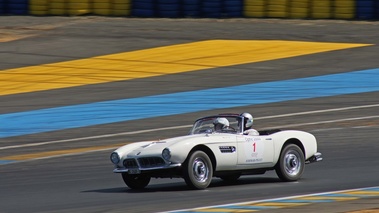 BMW 507 Roadster blanc 3/4 avant gauche filé vue de haut