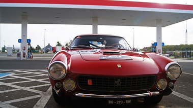 Ferrari 250 GT Lusso rouge face avant