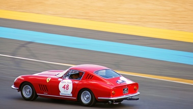 Ferrari 275 GTB SWB rouge 3/4 arrière gauche filé vue de haut