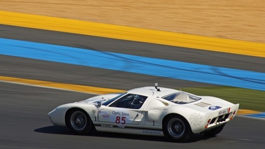 Ford GT40 blanc 3/4 arrière gauche filé vue de haut