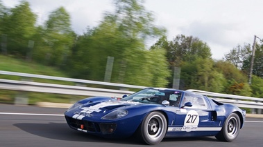 Ford GT40 bleu 3/4 avant gauche travelling penché