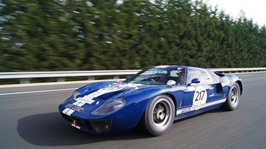 Ford GT40 bleu 3/4 avant gauche travelling