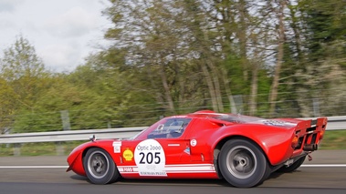 Ford GT40 rouge 3/4 arrière gauche travelling penché